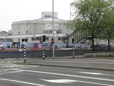 905030 Gezicht op de bouwschutting rond het Muziekcentrum Vredenburg te Utrecht, dat deels gesloopt gaat worden. Op de ...